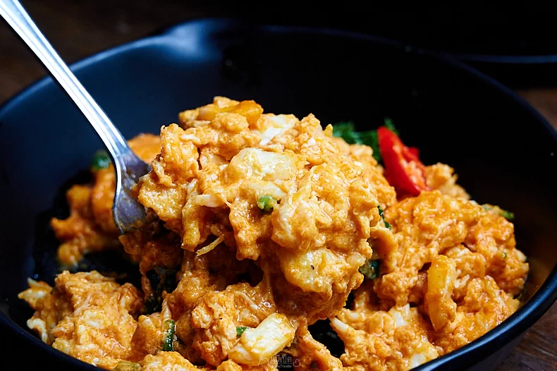 Stir-Fried Crab Meat with Curry and Egg